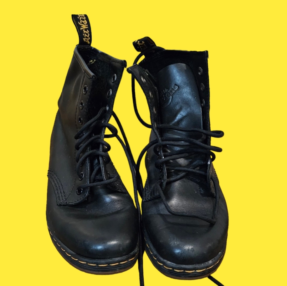Dr. Martens 8 eye black leather boots size 7 us